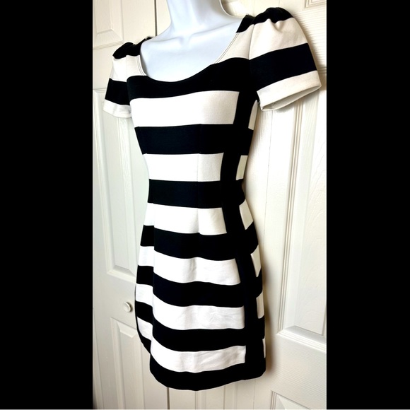 BETSEY JOHNSON Collection Black White Striped Dress Lace Up Back Thick Knit 2011 - Picture 2 of 11
